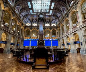epa10571928 A general view of the floor in Madrid's Stock Exchange headquarters in Madrid, Spain, 14 April 2023. Spanish main index Ibex 35 has slightly rosen shortly after the opening of the session by 0.15 per cent to 9,323.80 points, yet expecting the results of US banks, which are to be known later on the day.  EPA/ANA BORNAY