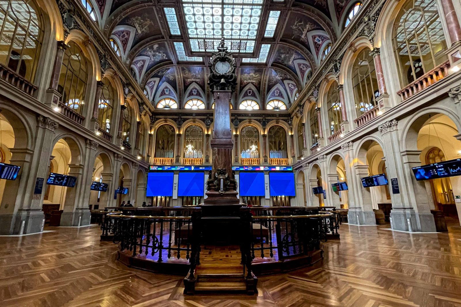 epa10571928 A general view of the floor in Madrid's Stock Exchange headquarters in Madrid, Spain, 14 April 2023. Spanish main index Ibex 35 has slightly rosen shortly after the opening of the session by 0.15 per cent to 9,323.80 points, yet expecting the results of US banks, which are to be known later on the day.  EPA/ANA BORNAY