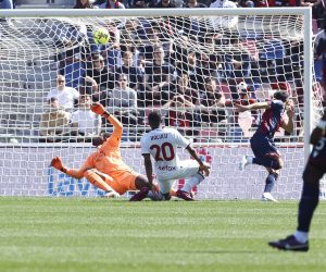 epa10573588 Bologna's Nicola Sansone scores the 1-0 goal during the Italian Serie A soccer match Bologna FC vs  AC Milan at Renato Dall'Ara stadium in Bologna, Italy, 15 April 2023.  EPA/ELISABETTA BARACCHI