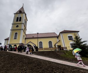 Kravarsko, 16.4.2023 - Potpredsjednik Vlade i ministar hrvatskih branitelja Tomo Medved sudjelovao je na svečanom otvorenju i posveti župne crkve Uzvišenja Svetog Križa u Kravarskom, koja je teško oštećena u potresu. 
Foto Hina/ Dario GRZELJ/ dag