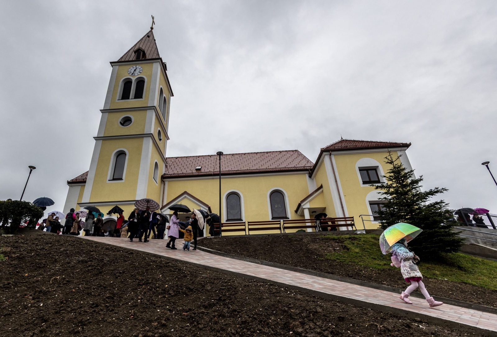 Kravarsko, 16.4.2023 - Potpredsjednik Vlade i ministar hrvatskih branitelja Tomo Medved sudjelovao je na svečanom otvorenju i posveti župne crkve Uzvišenja Svetog Križa u Kravarskom, koja je teško oštećena u potresu. 
Foto Hina/ Dario GRZELJ/ dag