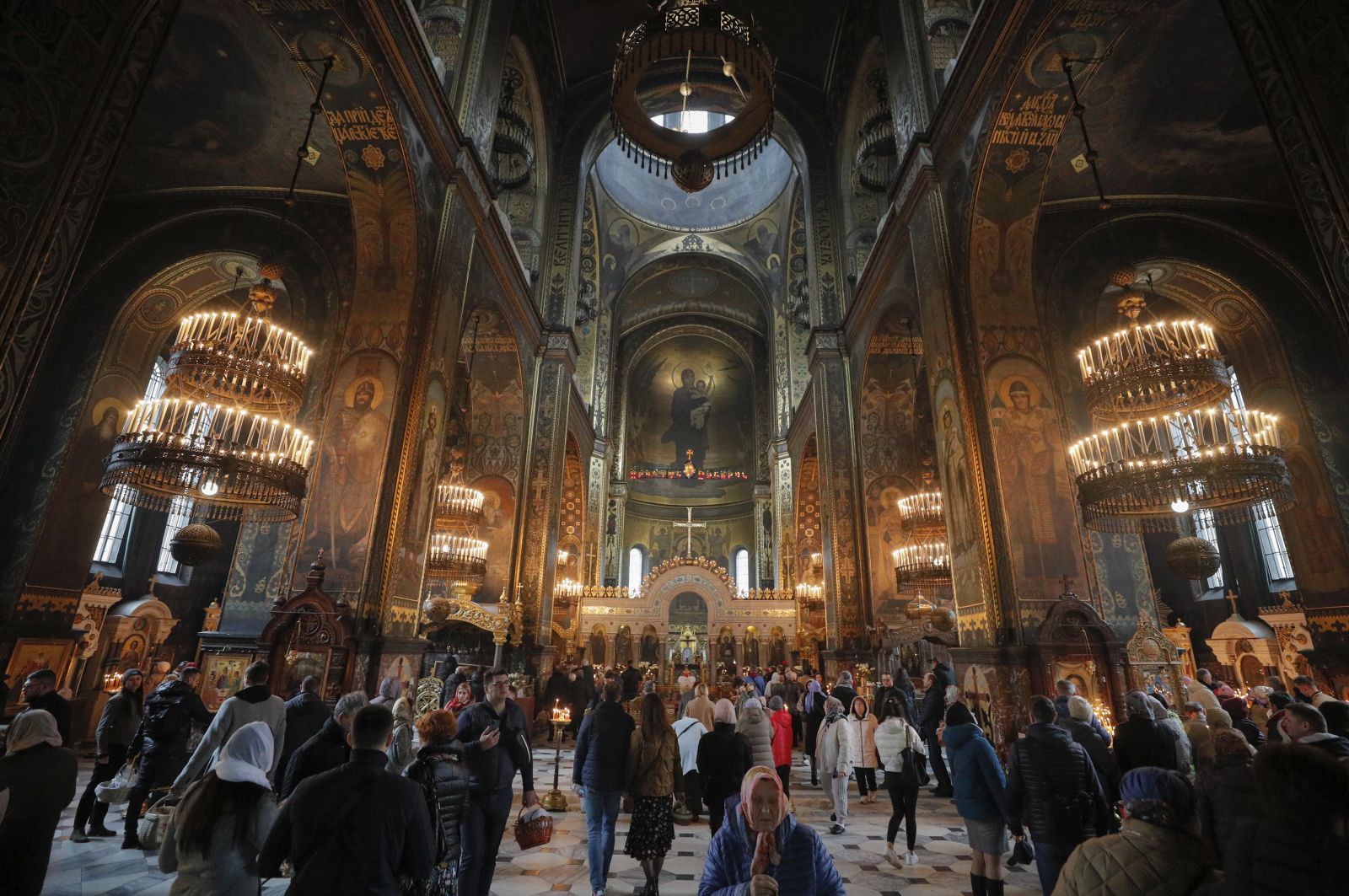 epa10575548 Ukrainian believers attend an Orthodox Easter mass at St. Volodymyr Cathedral in Kyiv (Kiev), Ukraine, 16 April 2023. Eastern Orthodox Christians worldwide celebrate Easter on 16 April 2023, according to the Julian calendar. Christians celebrate Easter Sunday to mark the resurrection of Jesus Christ from the dead and the foundation of the Christian faith.  EPA/SERGEY DOLZHENKO