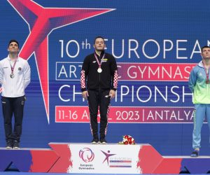 epa10575701 Gold medalist Tin Srbic (C) of Croatia, Silver medalist Carlo Macchini (L) of Italy and Bronze medalist Illia Kovtun (R) of Ukraine pose during the award ceremony for the Men's Horizontal Bar of the Artistic Gymnastics European Championships in Antalya, Turkey, 16 April 2023.  EPA/ERDEM SAHIN