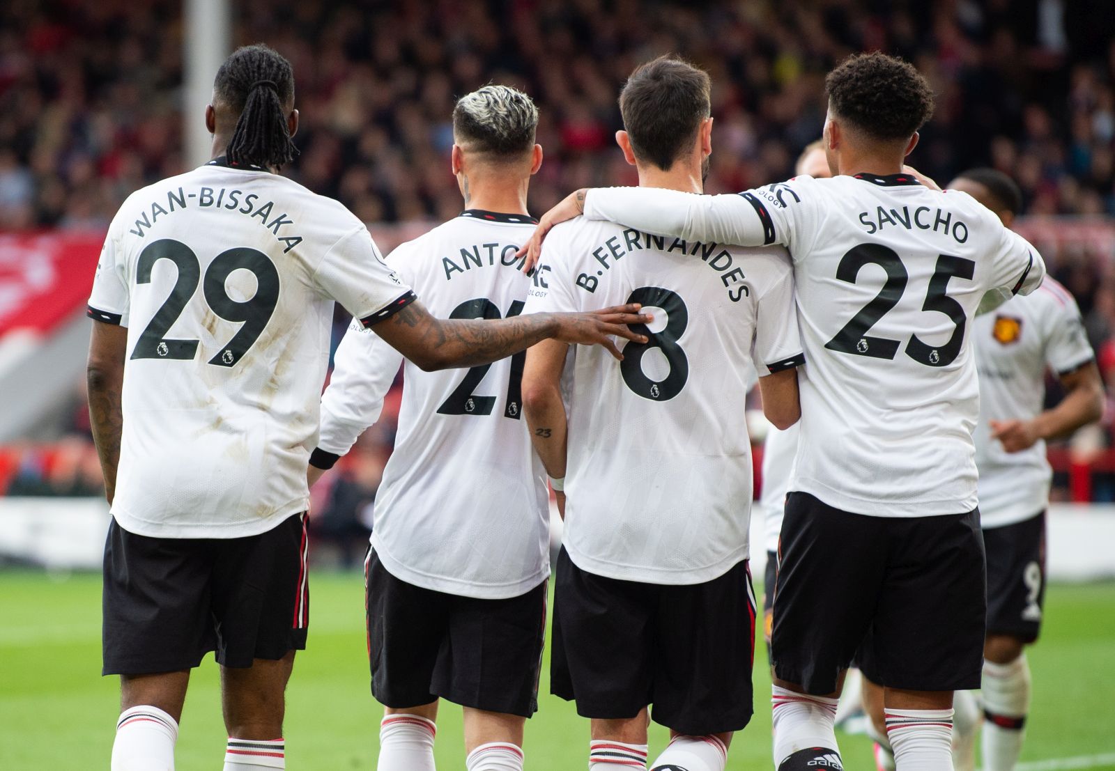 epa10575857 Manchester United's Antony (2-L) is congratulated by his teammates after scoring the 0-1 goal during the English Premier League soccer match between Nottingham Forest and Manchester United, in Nottingham, Britain, 16 April 2023.  EPA/Peter Powell EDITORIAL USE ONLY. No use with unauthorized audio, video, data, fixture lists, club/league logos or 'live' services. Online in-match use limited to 120 images, no video emulation. No use in betting, games or single club/league/player publications