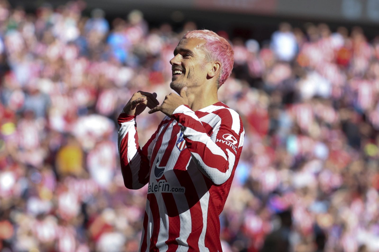 epa10575933 Atletico Madrid's striker Anotine Griezmann celebrates after scoring the 1-0 goal during the Spanish LaLiga soccer match between Atletico Madrid and UD Almeria, in Madrid, central Spain, 16 April 2023.  EPA/Kiko Huesca