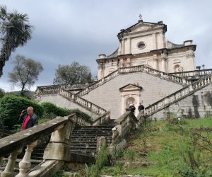Kotor, 17.4.2023.- Nepoznati poèinilac ili poèinioci sinoæ su otetili balustradu na monumentalnom stepenitu crkve Roðenja Rlaene Djevice Marije u Prèanju u Boki kotorskoj. 
foto HINA/ ua