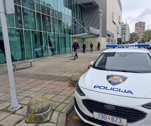 Zagreb, 18.4.2023.- U utorak ujutro su trgovaèki centar Avenue Mall, dva suda te trgovaèki prostor na Velesajmu primili dojavu o bombi, potvrdili su iz zagrebaèke Policijske uprave za Hinu. Na slici policijski automobil ispred Avenue Malla. 
foto HINA/ Neven Leskovar/ ua