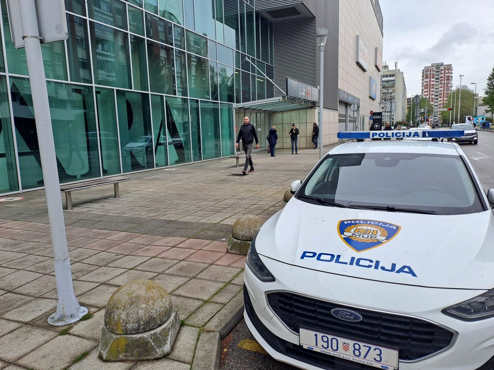 Zagreb, 18.4.2023.- U utorak ujutro su trgovaèki centar Avenue Mall, dva suda te trgovaèki prostor na Velesajmu primili dojavu o bombi, potvrdili su iz zagrebaèke Policijske uprave za Hinu. Na slici policijski automobil ispred Avenue Malla. 
foto HINA/ Neven Leskovar/ ua