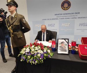 Zagreb, 18.04.2023 - U povodu smrti general bojnika Zvonimira Skendera u Zagrebu je u utorak odrana komemoracija, a izaslanik predsjednika Vlade, ministar hrvatskih branitelja Tomo Medved istaknuo je velike zasluge generala Skendera u obrani domovine, dodavi da je bio vojnièka i moralna vertikala. foto HINA/ Ministarstvo hrvatskih branitelja/ ik