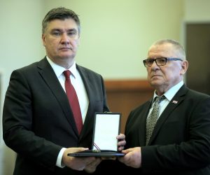 Zagreb,19.4.2023.Predsjednik Republike i vrhovni zapovjednik Oružanih snaga RH Zoran Milanović uručio je odlikovanja braniteljima Domovinskog rata.
.foto/HINA TomislavPAVLEK/tp.