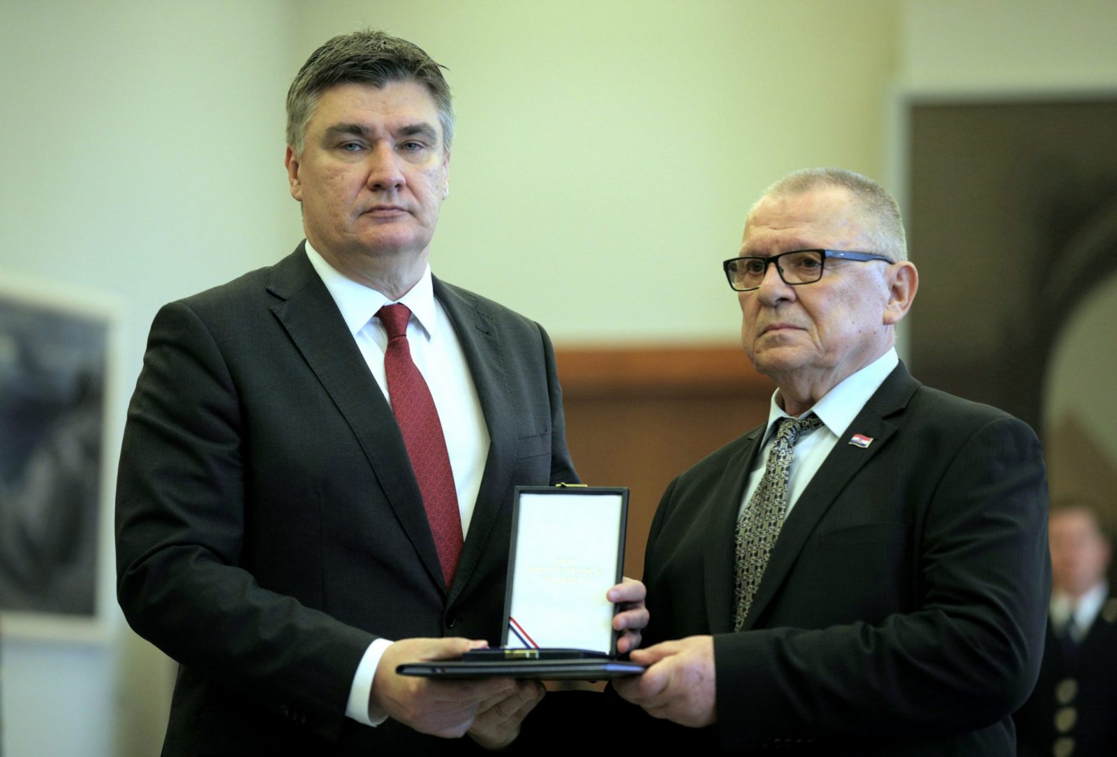 Zagreb,19.4.2023.Predsjednik Republike i vrhovni zapovjednik Oružanih snaga RH Zoran Milanović uručio je odlikovanja braniteljima Domovinskog rata.
.foto/HINA TomislavPAVLEK/tp.