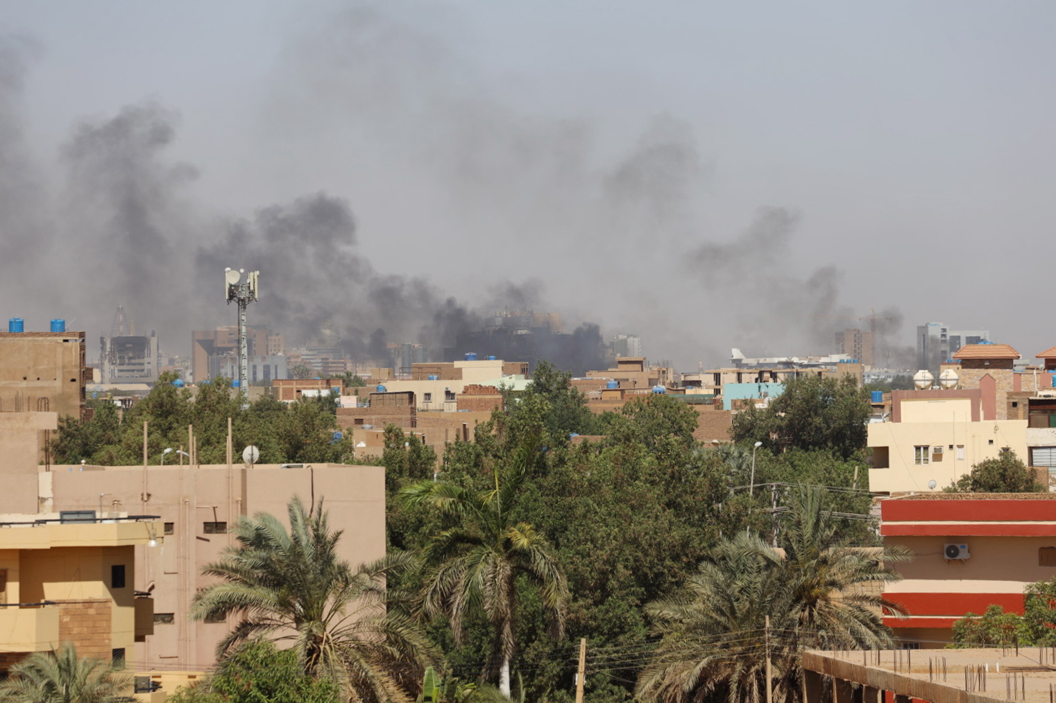 epa10579976 Smoke rises over the city during ongoing fighting between the Sudanese army and paramilitaries of the Rapid Support Forces (RSF) in Khartoum, Sudan, 19 April 2023. A power struggle erupted since 15 April between the Sudanese army led by army Chief General Abdel Fattah al-Burhan and the paramilitaries of the Rapid Support Forces (RSF) led by General Mohamed Hamdan Dagalo, resulting in at least 200 deaths according to doctors' association in Sudan.  EPA/STRINGER