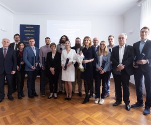Zagreb, 19.04.2023. - Uručenje Godišnjih nagrada mladim znanstvenicima i umjetnicima za izuzetna postignuća u znanstvenom i umjetničkom radu u 2022., koja dodjeljuje Društvo sveučilišnih nastavnika i drugih znanstvenika u Zagrebu.
Na fotografiji dobitnici nagrada.
foto HINA/ Edvard ŠUŠAK/ es