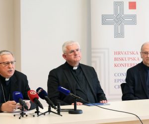 Zagreb, 20.04.2023. - Konferencija za medije o 66. redovitom plenarnom zasjedanju Hrvatske biskupske konferencije (HBK). Na fotografiji pomoæni zagrebaèki biskup Mijo Gorski, rijeèki nadbiskup Mate Uziniæ, proèelnik Centra za promicanje socijalnog nauka Crkve Stjepan Baloban. foto HINA/ Lana SLIVAR DOMINIÆ/ lsd