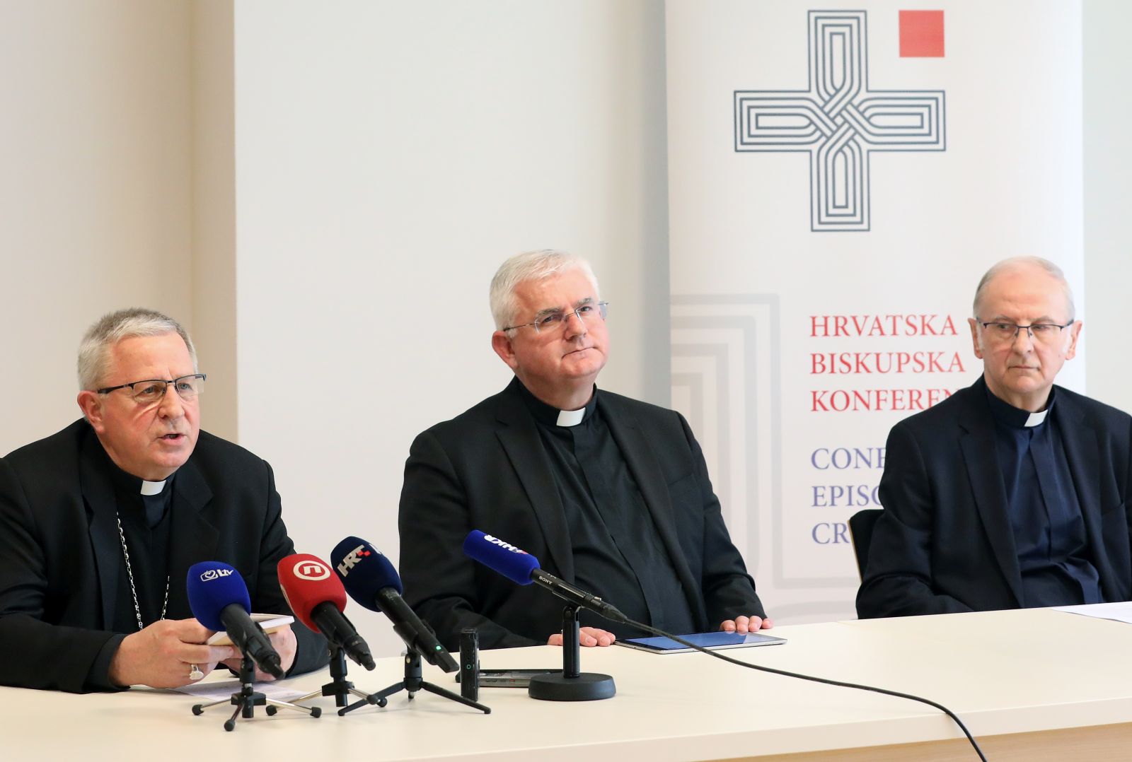 Zagreb, 20.04.2023. - Konferencija za medije o 66. redovitom plenarnom zasjedanju Hrvatske biskupske konferencije (HBK). Na fotografiji pomoæni zagrebaèki biskup Mijo Gorski, rijeèki nadbiskup Mate Uziniæ, proèelnik Centra za promicanje socijalnog nauka Crkve Stjepan Baloban. foto HINA/ Lana SLIVAR DOMINIÆ/ lsd