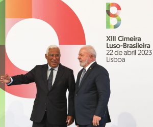 epa10585602 Portuguese Prime Minister Antonio Costa (L) greets Brazilian President Luiz Inacio Lula da Silva upon arrival at the XIII Luso-Brasileira Summit, at Centro Cultural de Belem in Lisbon, Portugal, 22 April 2023. The Brazilian president will be on an official visit to Portugal until 25 April.  EPA/JOSE SENA GOULAO