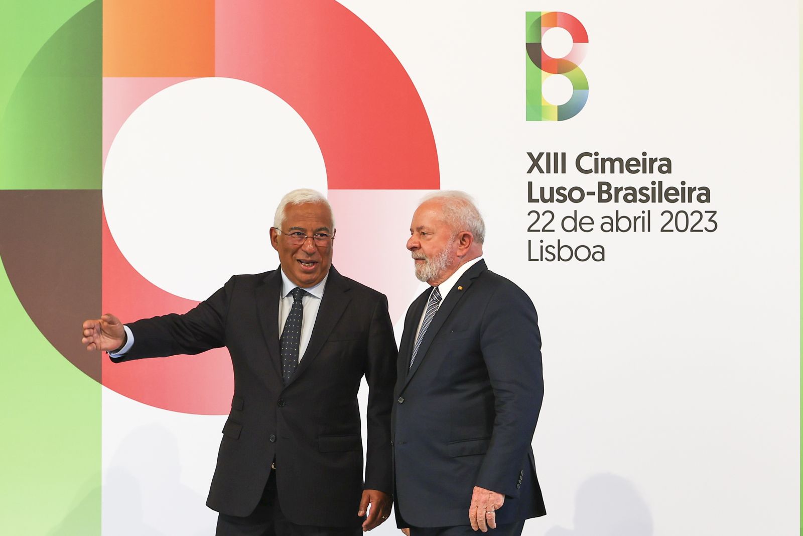 epa10585602 Portuguese Prime Minister Antonio Costa (L) greets Brazilian President Luiz Inacio Lula da Silva upon arrival at the XIII Luso-Brasileira Summit, at Centro Cultural de Belem in Lisbon, Portugal, 22 April 2023. The Brazilian president will be on an official visit to Portugal until 25 April.  EPA/JOSE SENA GOULAO