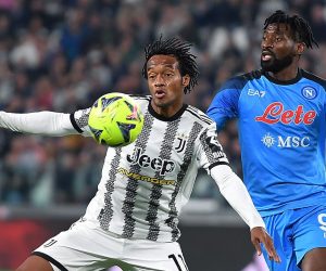 epa10588251 Juventus's Juan Cuadrado (L) and Napoli's Alvaro Ndombele (R) in action during the Italian Serie A soccer match between Juventus FC vs SSC Napoli in Turin, Italy, 23 April 2023.  EPA/Alessandro Di Marco