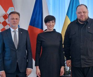 Prag, 24.4.2023.- Drugi parlamentarni samit Krimske platforme odrat æe se u Èekoj u listopadu, godinu dana nakon prvog samita u Hrvatskoj, rekla je u ponedjeljak u Pragu predsjednica Zastupnièkog doma Marketa Pekarova Adamova nakon trilaterale s predsjednikom Hrvatskog sabora Gordanom Jandrokoviæem i predsjednikom Vrhovne rade Ukrajine Ruslanom Stefanèukom. Na slici Gordan Jandrokoviæ, Marketa Pekarova Adamova i Ruslan Stefanèuk. 
foto HINA/ Hrvatski sabor/ ua