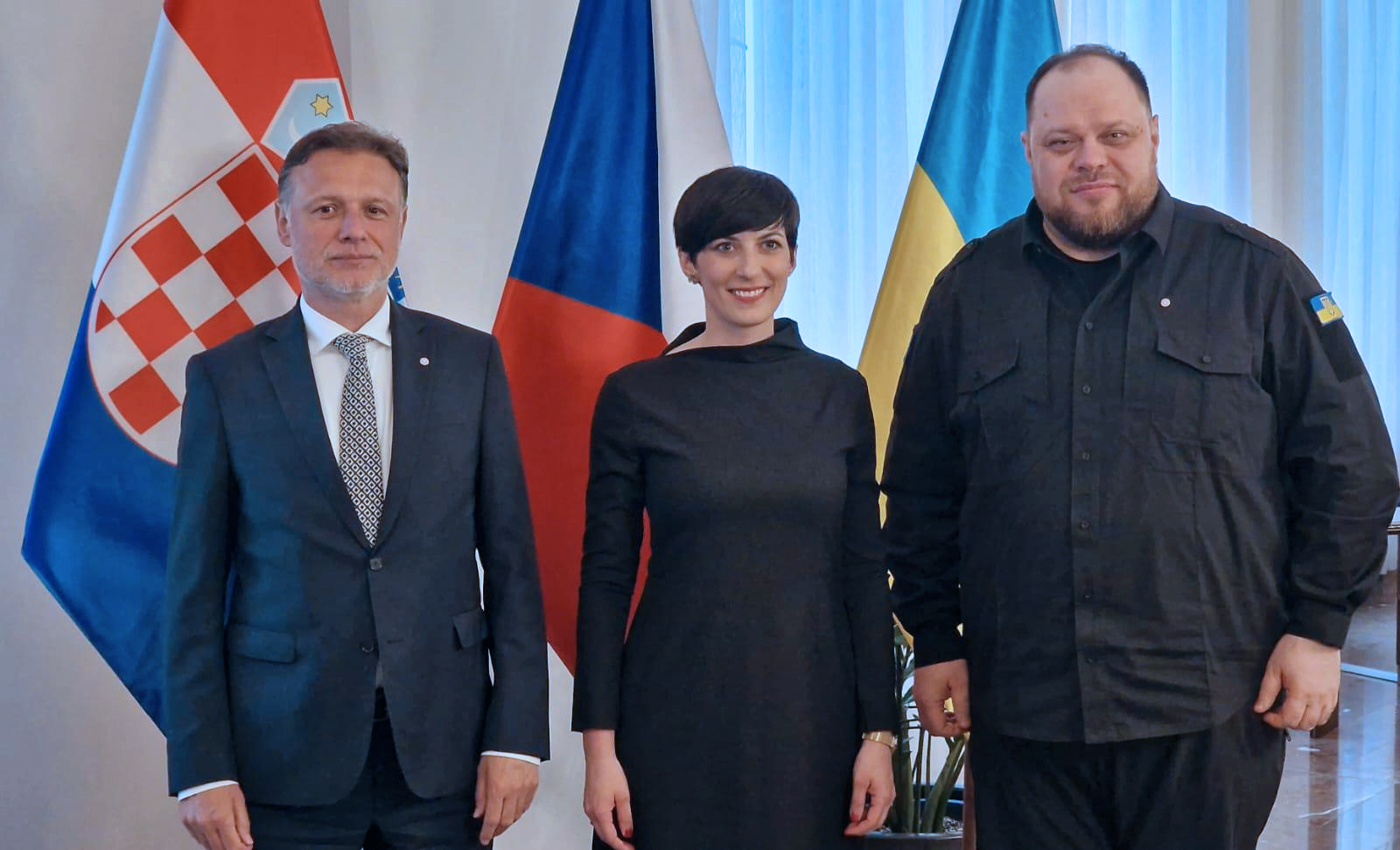 Prag, 24.4.2023.- Drugi parlamentarni samit Krimske platforme odrat æe se u Èekoj u listopadu, godinu dana nakon prvog samita u Hrvatskoj, rekla je u ponedjeljak u Pragu predsjednica Zastupnièkog doma Marketa Pekarova Adamova nakon trilaterale s predsjednikom Hrvatskog sabora Gordanom Jandrokoviæem i predsjednikom Vrhovne rade Ukrajine Ruslanom Stefanèukom. Na slici Gordan Jandrokoviæ, Marketa Pekarova Adamova i Ruslan Stefanèuk. 
foto HINA/ Hrvatski sabor/ ua
