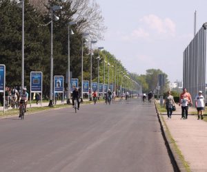 Zagreb, 27.4.2023.- Grad Zagreb privodi kraju obnovu prometnice Aleja Matije Ljubeka, i pritom najavljuje novu prometnu regulaciju i niz aktivnosti na razvoju Rekreacijsko-sportskog centra Jarun, irenje biciklistièke staze, te po prvi put uvoðenje gradskog prijevoza, ZET-ovog autobusa vikendom. Ovog vikenda, kako doznaje Hina u Gradskoj upravi, bit æe zavreni radovi obnove prometnice Aleja Matije Ljubeka, ukupne vrijednosti 3,7 milijuna eura, od kojih se oko 2,4 milijuna eura oèekuje iz Fonda solidarnosti, a preostalo iz proraèuna Grada Zagreba. Kao to je bio istaknuo gradonaèelnik Tomislav Tomaeviæ na otvaranju radova poèetkom godine "radi se o povijesnoj sanaciji te prometnice, prvoj od njezina nastanka prije gotovo 40 godina". 
foto HINA/ Grad Zagreb/ ua