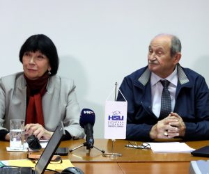 Zagreb, 27.04.2023. - Konferencija za medije Hrvatske stranke umirovljenika povodom obiljeavanja 27. godinjicu osnutka, kojom je ujedno zapoèela sveèana sjednica Predsjednitva HSU-a. Tom prigodom pokrenut je internetski radio "Radio HAESU". Na fotografiji Ankica Èumek i Veselko Gabrièeviæ. foto HINA /Zvonimir KUHTIÆ/ kuzo