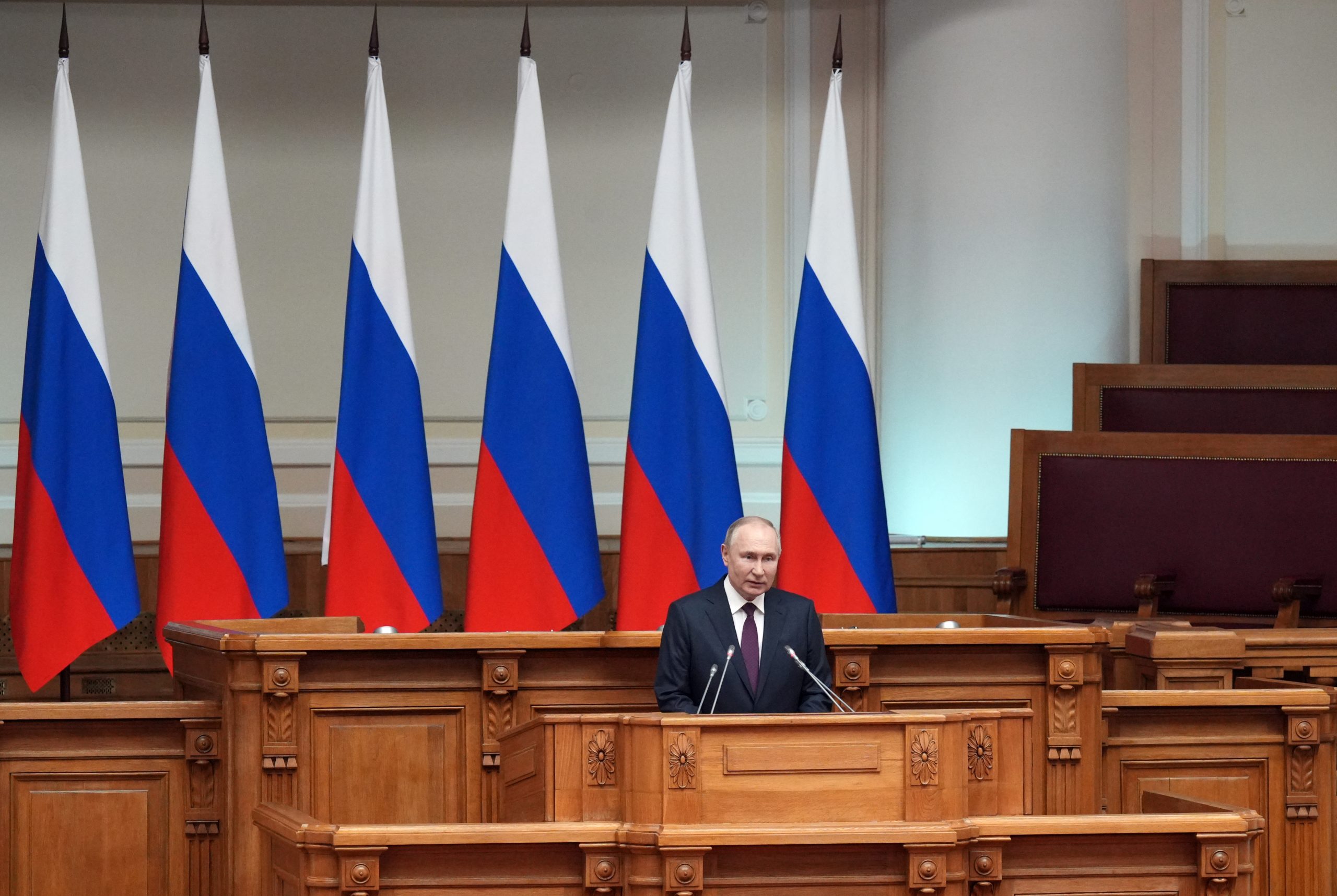 epa10597052 Russian President Vladimir Putin delivers a speech during а meeting of the Council of Legislators under the Russian Federal Assembly, in St. Petersburg, Russia, 28 April 2023. Parliamentary diplomacy in the current conditions is of particular importance, said Russian President Vladimir Putin.  EPA/ALEXEI DANICHEV / SPUTNIK / KREMLIN POOL MANDATORY CREDIT