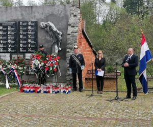 Pakrac, 29.04.2023 - U povodu 28. obljetnice VRO "Bljesak", u subotu je otvoreno spomen-podruèje Logor Buèje na mjestu bivega srpskoga koncentracijskog logora nedaleko od Pakraca, u sklopu kojega je postavljena i spomen-ploèa s imenima ubijenih i nestalih zatoèenika tog logora. "Ovo je mjesto gdje su zli ljudi predvoðeni Miloeviæevom ideologijom o velikoj Srbiji èinili veliko zlo. I samo onaj tko je ovdje bio zatoèen, muèen i izloen svim torturama i patnjama moe svjedoèiti kroz kakve strahote su ovi ljudi ovdje proli", rekao je ministar hrvatskih branitelja Tomo Medved na otvorenju. foto HINA/ Ministarstvo hrvatskih branitelja/ ik