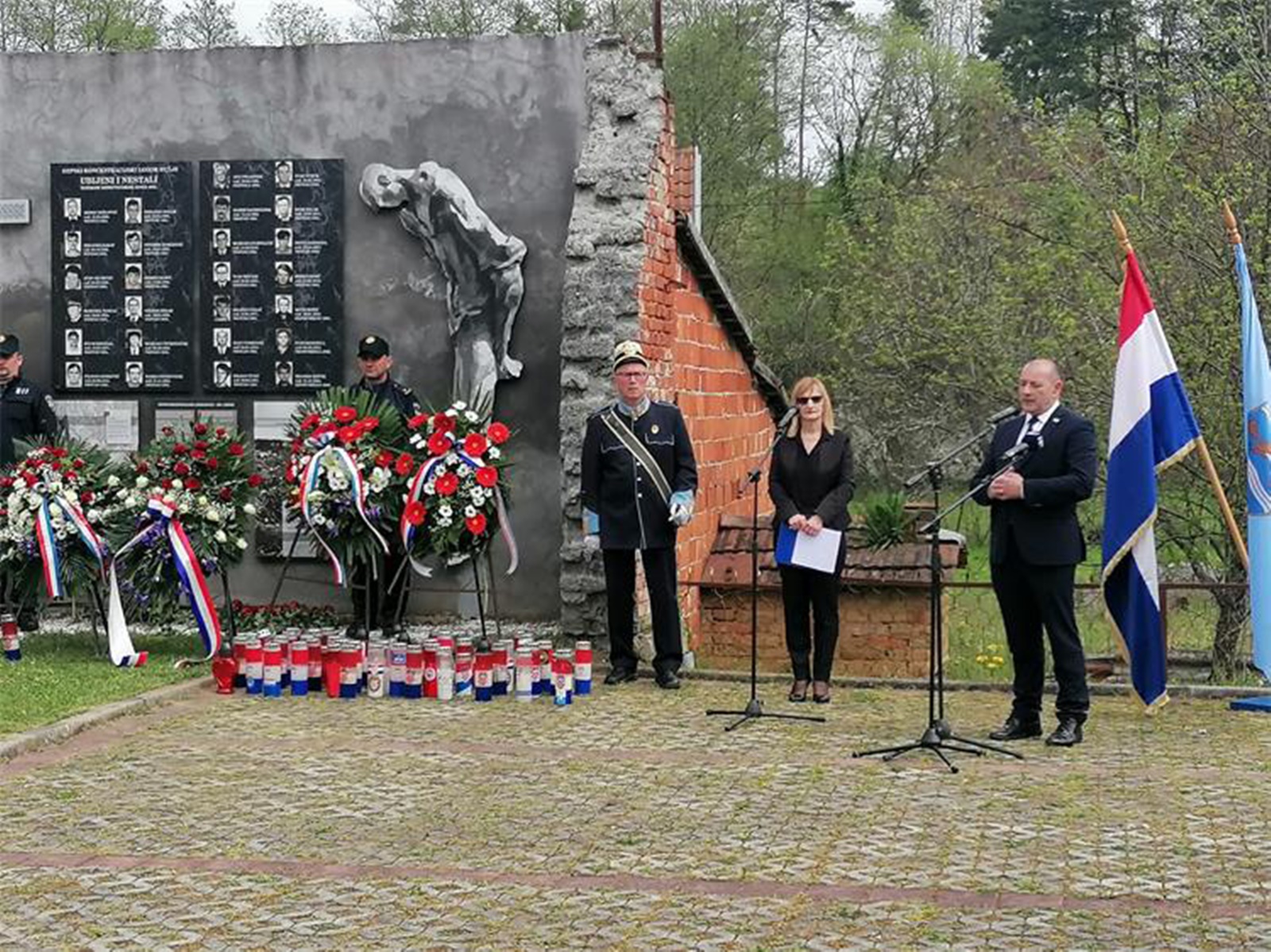 Pakrac, 29.04.2023 - U povodu 28. obljetnice VRO "Bljesak", u subotu je otvoreno spomen-podruèje Logor Buèje na mjestu bivega srpskoga koncentracijskog logora nedaleko od Pakraca, u sklopu kojega je postavljena i spomen-ploèa s imenima ubijenih i nestalih zatoèenika tog logora. "Ovo je mjesto gdje su zli ljudi predvoðeni Miloeviæevom ideologijom o velikoj Srbiji èinili veliko zlo. I samo onaj tko je ovdje bio zatoèen, muèen i izloen svim torturama i patnjama moe svjedoèiti kroz kakve strahote su ovi ljudi ovdje proli", rekao je ministar hrvatskih branitelja Tomo Medved na otvorenju. foto HINA/ Ministarstvo hrvatskih branitelja/ ik