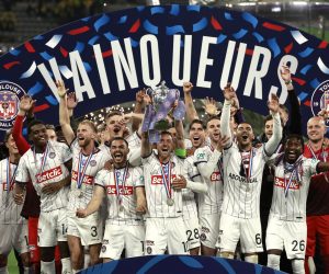 epa10599195 Toulouse FC players celebrate after winning the Coupe de France final soccer match between FC Nantes and Toulouse FC, in Saint-Denis, France, 29 April 2023.  EPA/CHRISTOPHE PETIT TESSON
