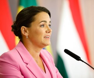 (Brasília (Brasília - DF, 20/06/2022) Cerimônia Oficial de chegada da Excelentíssima Senhora Katalin Novák, Presidente da Hungria..Foto: Alan Santos/PR