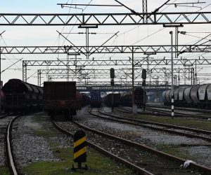 02.01.2021., Slavonski Brod - U blizini zeljeznickog kolodvora u Slavonskom Brodu do strujnog udara tesko ozlijedjen 18-godisnji mladic. Osamnaestogodisnjak s podrucja Zagreba penjao se na teretni vagon pri cemu je doslo do strujnog udara. Mladic je zadobio teske tjelesne povrede koje su opasne po zivot i prevezen je u Opcu bolnicu "Dr. Josip Bencevic" na ukazivanje lijecnicke pomoci. Photo: Ivica Galovic/PIXSELL