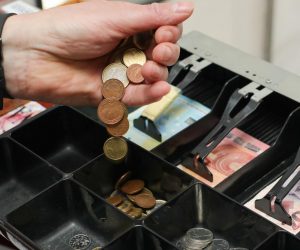 03.01.2023., Osijek - U blagajnama u ovom vremenu zamjene kuna za euro nalaze se obje valute. Photo: Dubravka Petric/PIXSELL