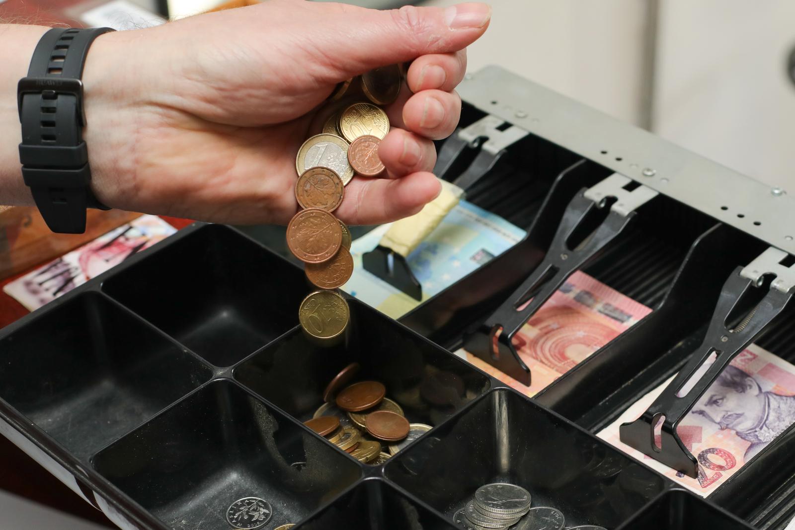 03.01.2023., Osijek - U blagajnama u ovom vremenu zamjene kuna za euro nalaze se obje valute. Photo: Dubravka Petric/PIXSELL