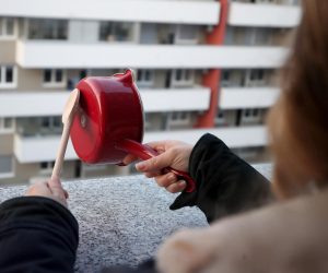 03.04.2020., Zagreb - Stanovnici zagrebackog naselja Precko prosvjeduju protiv gradonacelnika Milana Bandica "Izadjite na balkone s loncima i poklopcima".rPhoto: Igor Kralj/PIXSELLrr