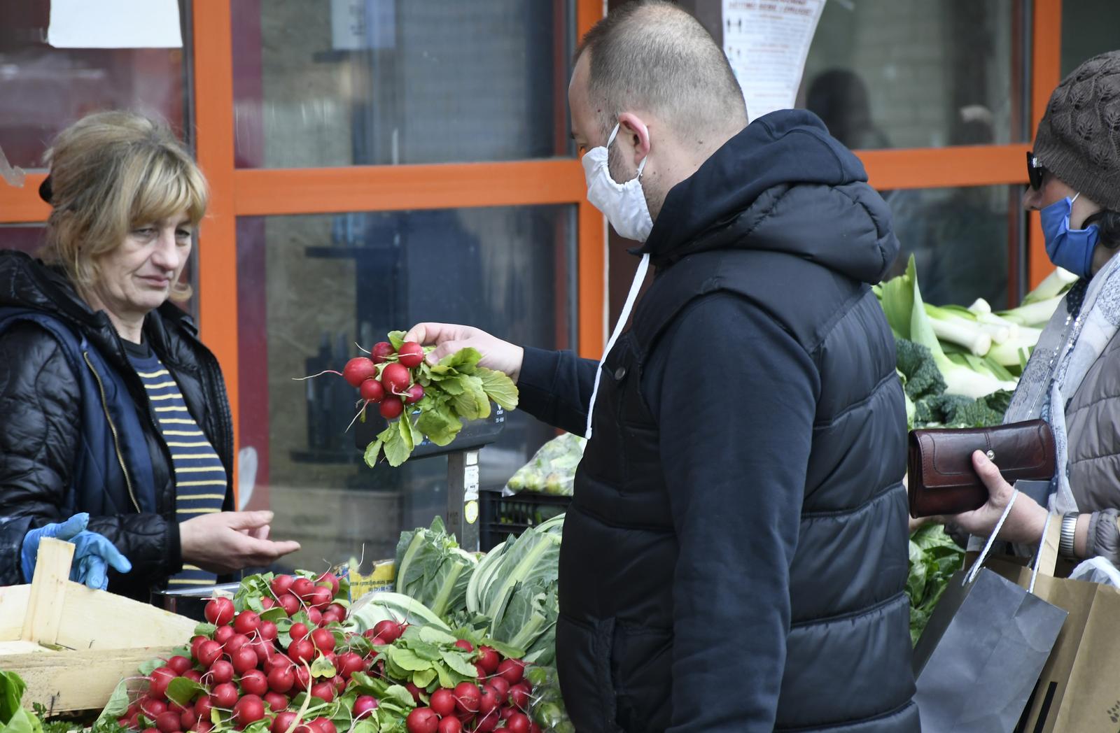 03.04.2021.,Sisak - Kupci na Gradskoj trznici kupuju posljednje namirnice za sutrasnji blagdanski rucak."nPhoto: Nikola Cutuk/PIXSELL