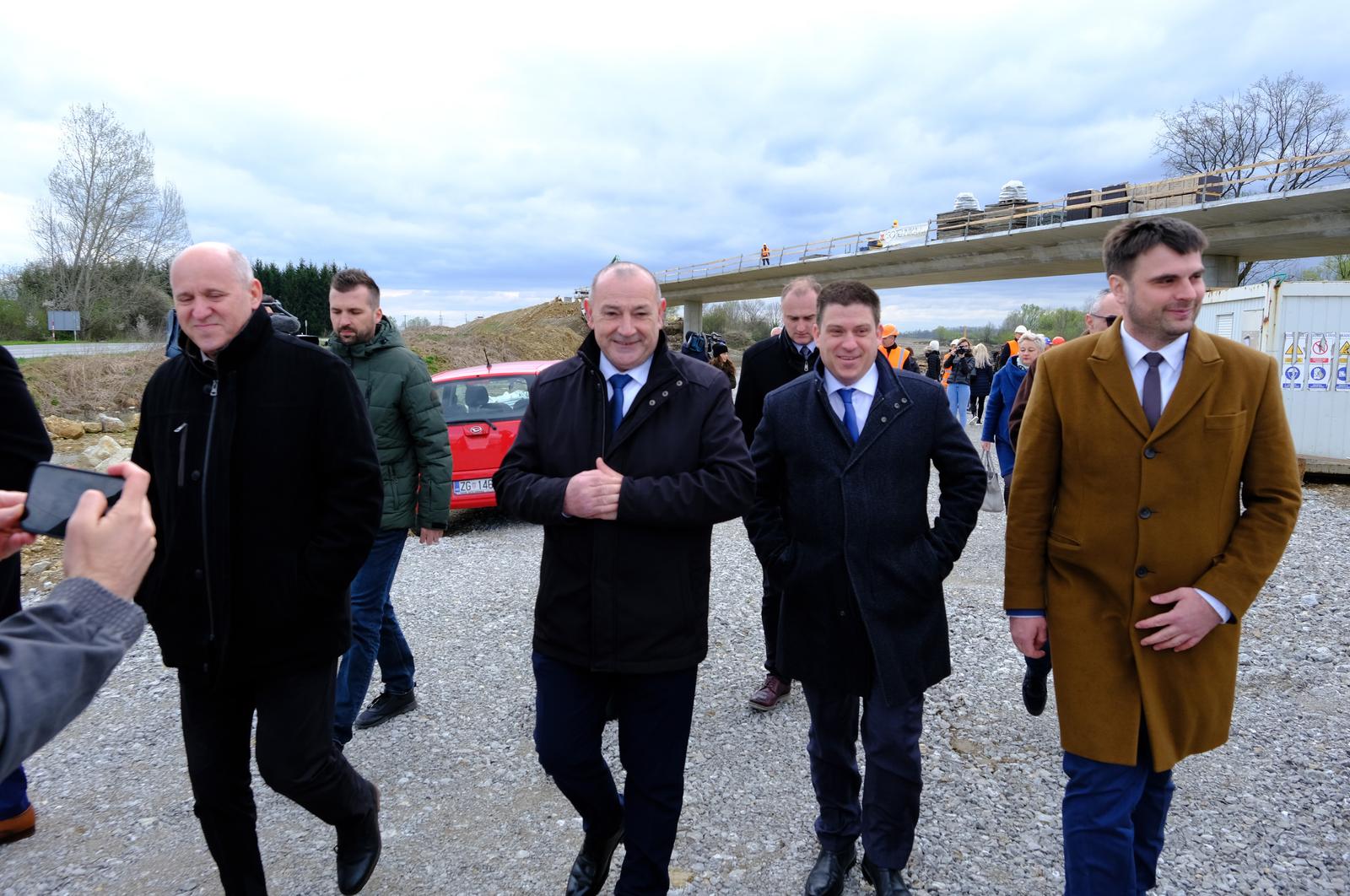 03.04.2023., Selsko polje - Obilazak gradilista autoceste Zagreb - Sisak. potpredsjednik Vlade i ministar prostornoga uredjenja, graditeljstva i drzavne imovine Branko Bacic, potpredsjednik Vlade i ministar branitelja Tomo Medved, potpredsjednik Vlade i ministar mora, prometa i infrastrukture Oleg Butkovic, zupan Sisacko-moslavacke zupanije Ivan Celjak Photo: Slaven Branislav Babic/PIXSELL