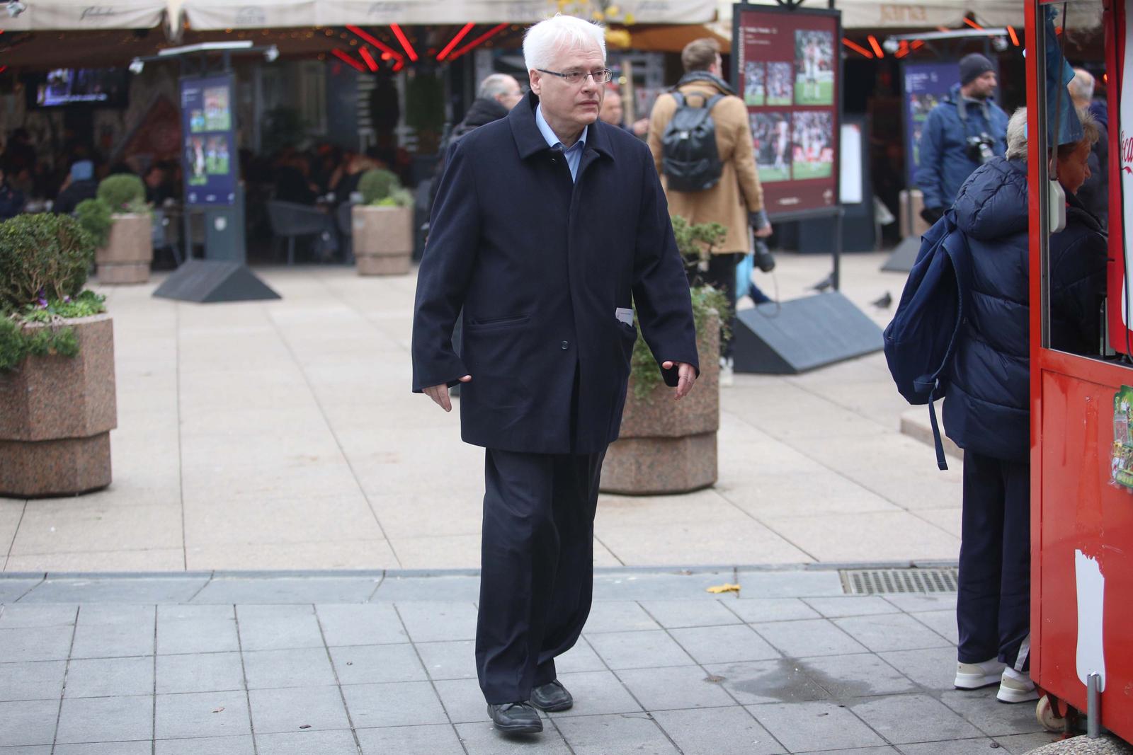 03.12.2022., Zagreb - Bivsi predsjednik Ivo Josipovic na spici na Cvjetnom trgu. Photo: Lovro Domitrovic/PIXSELL