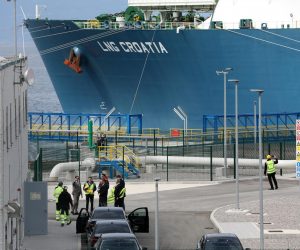 04.04.2022., Omisalj - Ministar gospodarstva i odrzivog razvoja RH Tomislav Coric i slovenski ministar infrastrukture Jernej Vrtovec posjetili su LNG terminal te dali izjave nakon obilaska terminala. Photo: Goran Kovacic/PIXSELL