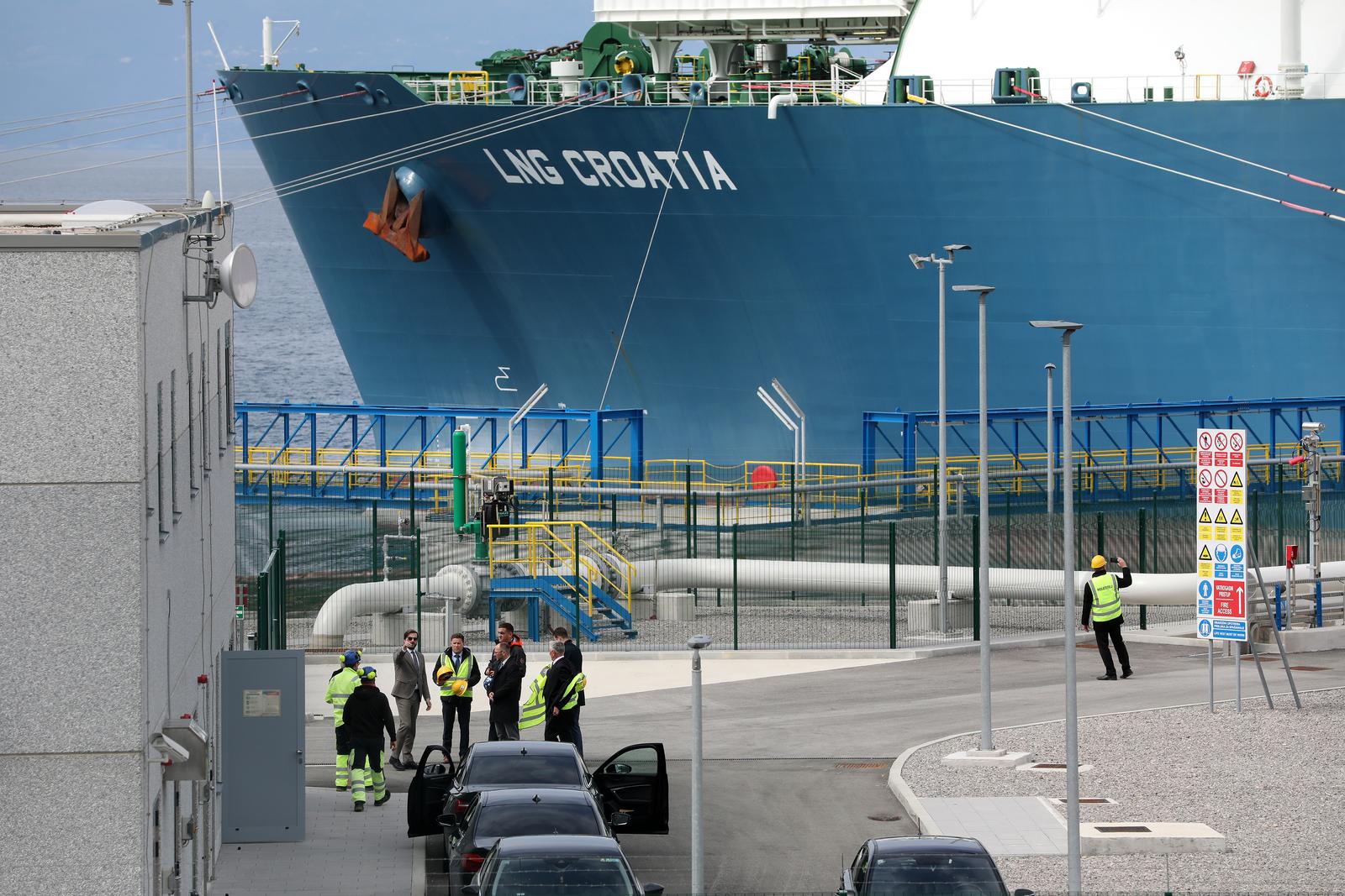 04.04.2022., Omisalj - Ministar gospodarstva i odrzivog razvoja RH Tomislav Coric i slovenski ministar infrastrukture Jernej Vrtovec posjetili su LNG terminal te dali izjave nakon obilaska terminala. Photo: Goran Kovacic/PIXSELL