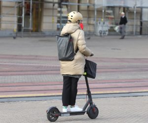 04.10.2022., Zagreb - Policijska uprava zagrebacka objavila je da od danas, 4. listopada, pocinje pojacana kontrola vozaca romobila.
Od 13 do 21 sat na podrucju PU zagrebacke provest ce se akcija, a pojacano ce se nadzirati promet osobnih prijevoznih sredstava, koristenje zastitne kacige, prijevoz osoba vozilima i slucalice u voznji.
 Photo: Patrik Macek/PIXSELL
