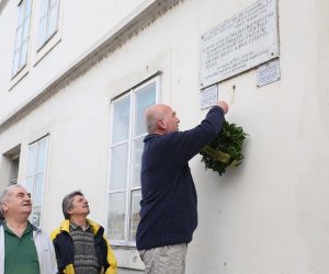 05.04.2016., Karlovac - Povodom obljetnice rodjenja Mirka Seljana, karlovackog pustolova, pisca i istrazivaca clanovi CEIK-a Braca Seljan na rodnu kucu polozili su vijenac. rPhoto: Kristina Stedul Fabac/PIXSELL