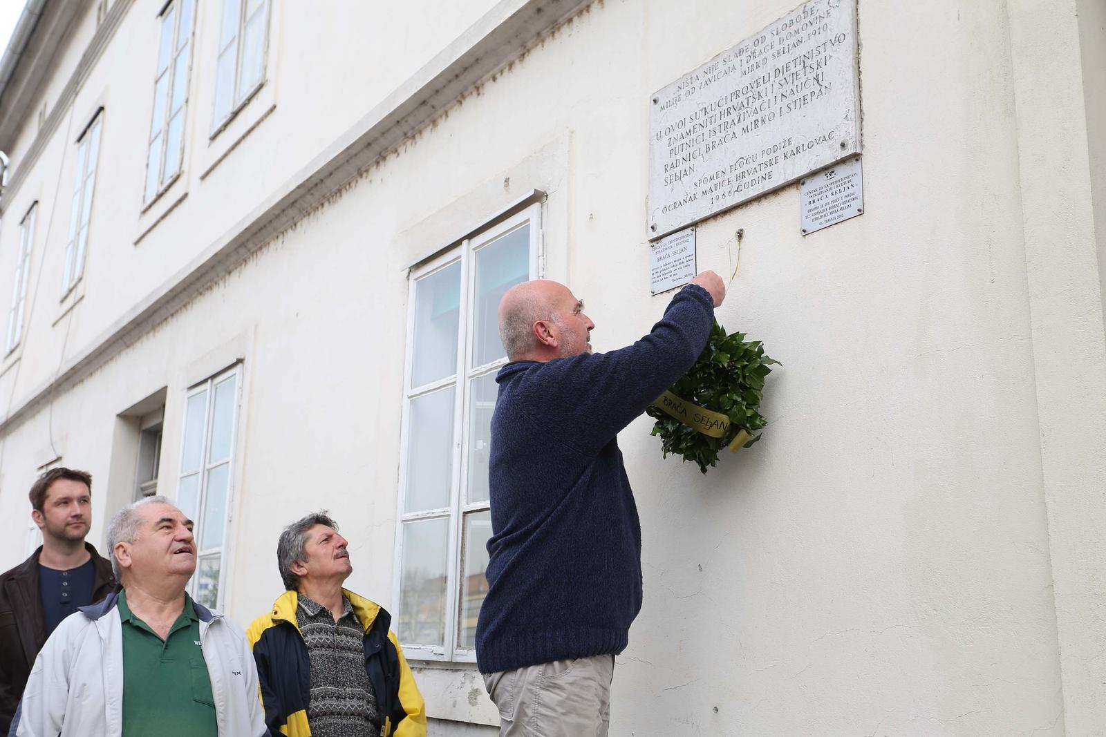 05.04.2016., Karlovac - Povodom obljetnice rodjenja Mirka Seljana, karlovackog pustolova, pisca i istrazivaca clanovi CEIK-a Braca Seljan na rodnu kucu polozili su vijenac. rPhoto: Kristina Stedul Fabac/PIXSELL