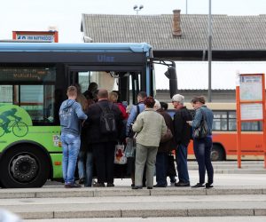 05.04.2017., Rijeka - Autobusni kolodvor Autotroleja na Delti za prigradske linije i putnici na stajalistu. Photo: Goran Kovacic/PIXSELL