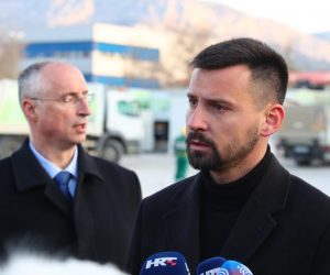 05.04.2023., Split - Radnici Cistoce Split od jutros su u strajku. Okupili su se u dvoristu ispred upravne zgrade gdje su dosli i gradonacelnik Puljak, zamjenik Ivosevic i direktor Karoglan.
Ivica Puljak, Bojan Ivosevic Photo: Miroslav Lelas/PIXSELL