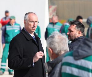 05.04.2023., Split - Radnici Cistoce Split od jutros su u strajku. Okupili su se u dvoristu ispred upravne zgrade gdje su dosli i gradonacelnik Puljak, zamjenik Ivosevic i direktor Karoglan. Nesto iza 10 sati jedan kamion s radnicima koji su odlucili da nece strajkati pokusali su izaci iz prostora, ali su ih u tome sprijecili okupljeni radnici i sindikalist Marin Jadric. Nakon toga je zaiskrilo izmedu njega i dogradonacelnika Ivosevica pa je na teren izasla i policija. Photo: Miroslav Lelas/PIXSELL