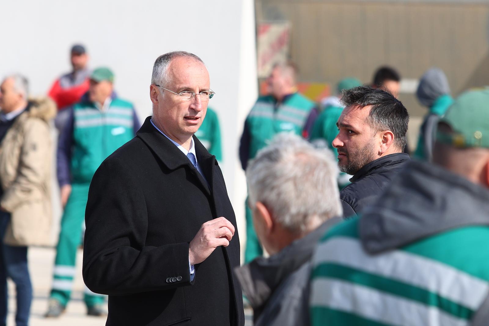 05.04.2023., Split - Radnici Cistoce Split od jutros su u strajku. Okupili su se u dvoristu ispred upravne zgrade gdje su dosli i gradonacelnik Puljak, zamjenik Ivosevic i direktor Karoglan. Nesto iza 10 sati jedan kamion s radnicima koji su odlucili da nece strajkati pokusali su izaci iz prostora, ali su ih u tome sprijecili okupljeni radnici i sindikalist Marin Jadric. Nakon toga je zaiskrilo izmedu njega i dogradonacelnika Ivosevica pa je na teren izasla i policija. Photo: Miroslav Lelas/PIXSELL