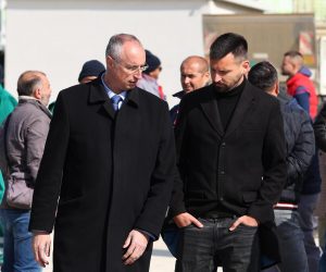 05.04.2023., Split - Radnici Cistoce Split od jutros su u strajku. Okupili su se u dvoristu ispred upravne zgrade gdje su dosli i gradonacelnik Puljak, zamjenik Ivosevic i direktor Karoglan. Nesto iza 10 sati jedan kamion s radnicima koji su odlucili da nece strajkati pokusali su izaci iz prostora, ali su ih u tome sprijecili okupljeni radnici i sindikalist Marin Jadric. Nakon toga je zaiskrilo izmedu njega i dogradonacelnika Ivosevica pa je na teren izasla i policija. Photo: Miroslav Lelas/PIXSELL