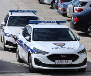 05.04.2023., Split - Radnici Cistoce Split od jutros su u strajku. Okupili su se u dvoristu ispred upravne zgrade gdje su dosli i gradonacelnik Puljak, zamjenik Ivosevic i direktor Karoglan. Nesto iza 10 sati jedan kamion s radnicima koji su odlucili da nece strajkati pokusali su izaci iz prostora, ali su ih u tome sprijecili okupljeni radnici i sindikalist Marin Jadric. Nakon toga je zaiskrilo izmedu njega i dogradonacelnika Ivosevica pa je na teren izasla i policija. Photo: Miroslav Lelas/PIXSELL