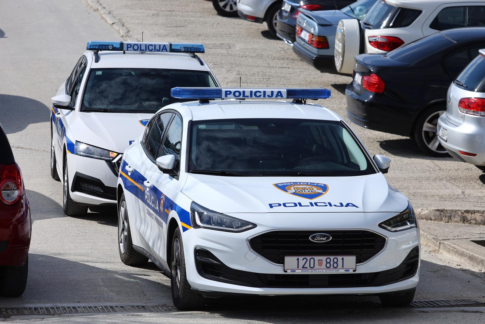 05.04.2023., Split - Radnici Cistoce Split od jutros su u strajku. Okupili su se u dvoristu ispred upravne zgrade gdje su dosli i gradonacelnik Puljak, zamjenik Ivosevic i direktor Karoglan. Nesto iza 10 sati jedan kamion s radnicima koji su odlucili da nece strajkati pokusali su izaci iz prostora, ali su ih u tome sprijecili okupljeni radnici i sindikalist Marin Jadric. Nakon toga je zaiskrilo izmedu njega i dogradonacelnika Ivosevica pa je na teren izasla i policija. Photo: Miroslav Lelas/PIXSELL